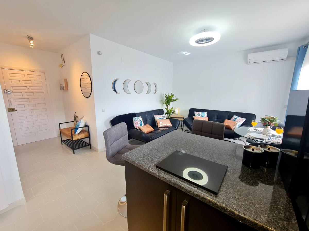 Precioso Apartamento Con Piscinas Y Vistas Al Mar. Benalmádena Kültér fotó